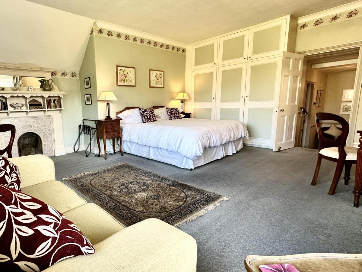 Farthings & Restaurant Tunton