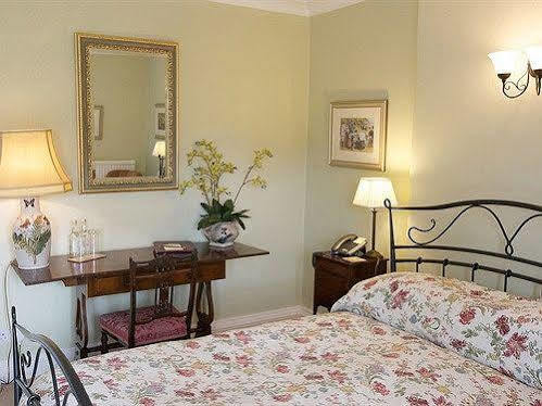 Farthings & Restaurant Tunton 3*